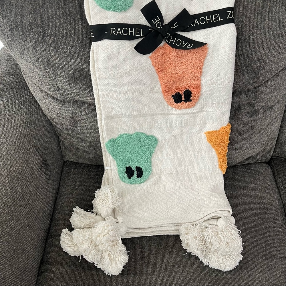 Rachel Zoe Pastel Ghost Blanket Tik Tok Viral Throw Halloween 50” x 60” NWT - Picture 3 of 9
